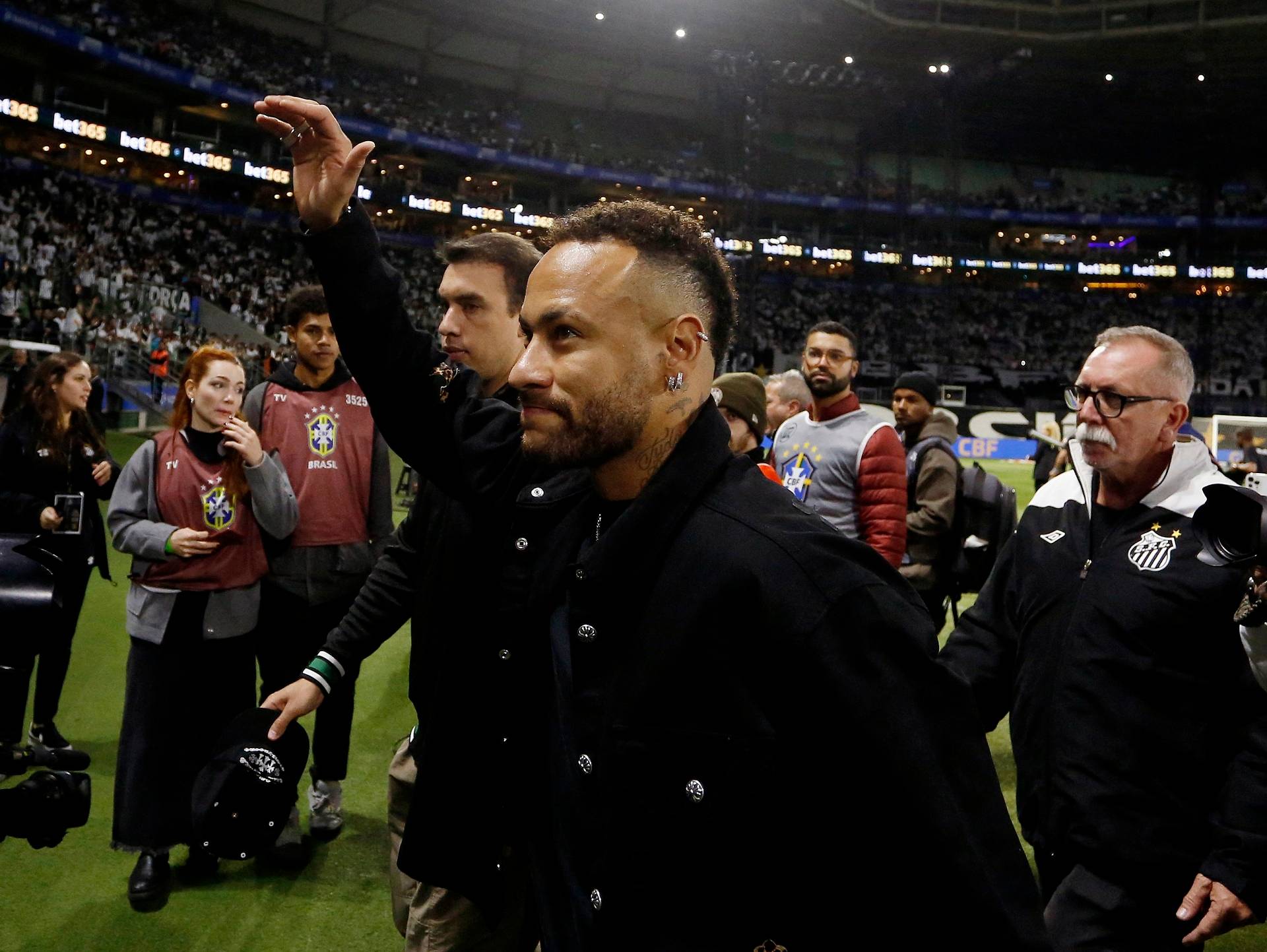 Neymar recebe homenagem pelos 100 jogos pelo Santos no intervalo da partida REUTERS/Thiago Bernardes
