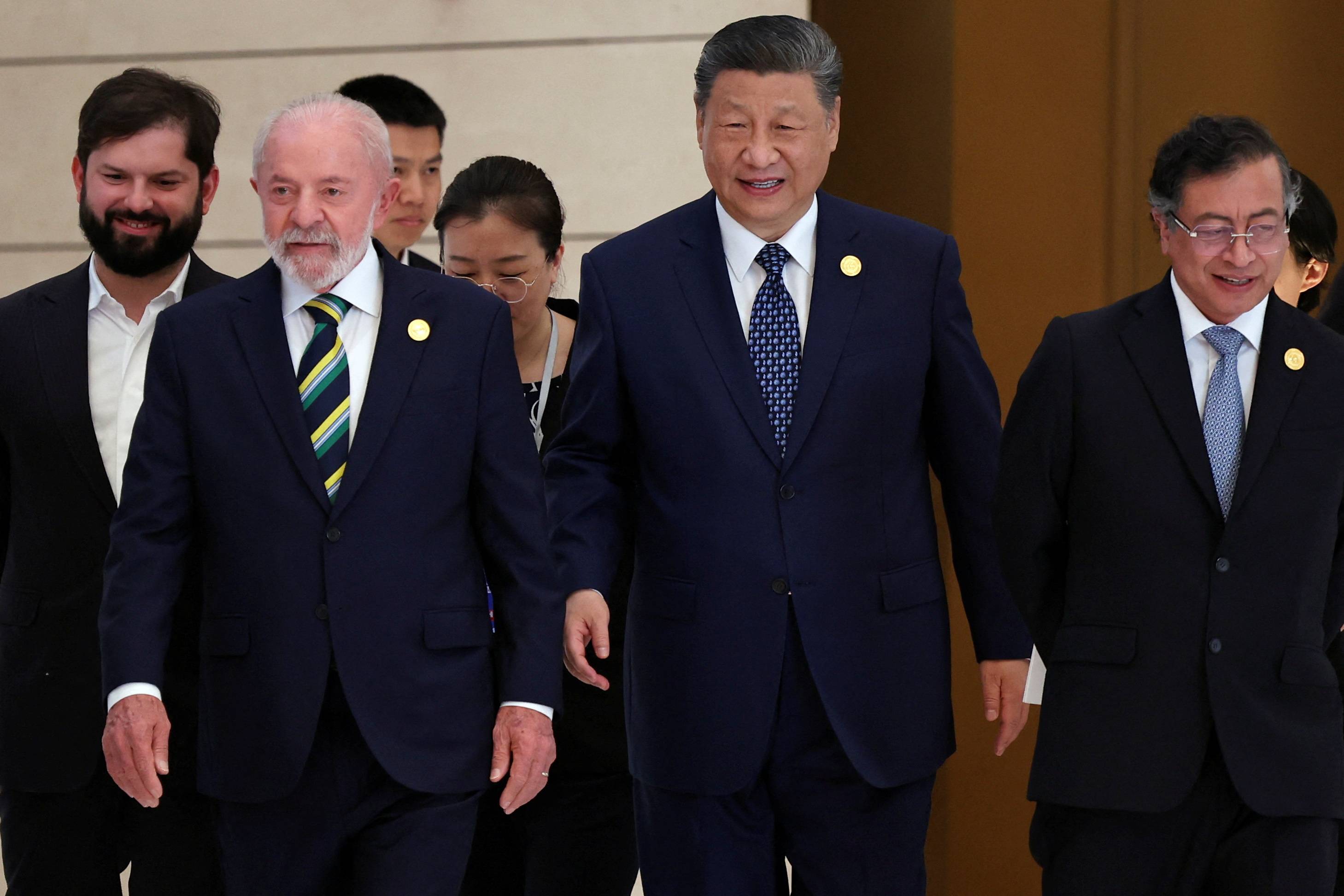 O presidente chinês Xi Jinping, o presidente brasileiro Luiz Inácio Lula da Silva, o presidente chileno Gabriel Boric e o presidente colombiano Gustavo Petro chegam para uma sessão de fotos em grupo antes da cerimônia de abertura da reunião ministerial do Fórum China-CELAC em Pequim, China, em 13 de maio de 2025. REUTERS/Florence Lo/Pool