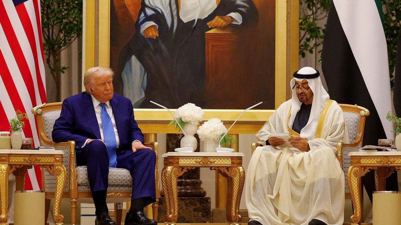 O presidente dos EUA, Donald Trump, e o presidente dos Emirados Árabes Unidos, Sheikh Mohamed bin Zayed Al Nahyan, participam de uma reunião bilateral em Qasr Al Watan, em Abu Dhabi, Emirados Árabes Unidos, em 15 de maio de 2025. REUTERS/Brian Snyder