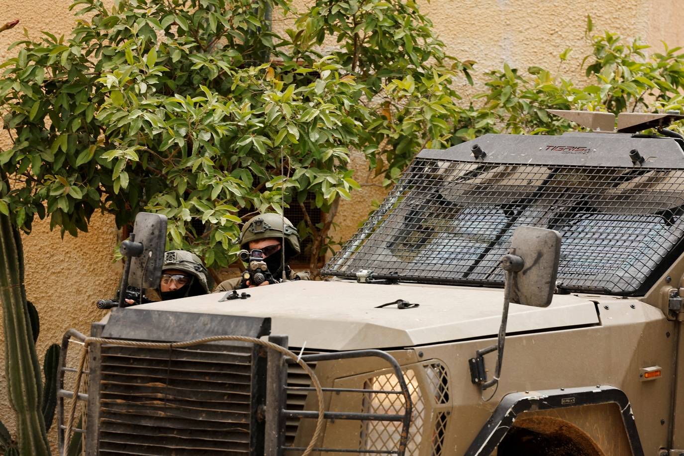 “Membros das forças de segurança são vistos durante uma operação israelense em Tammoun, perto de Tubas, na Cisjordânia ocupada por Israel, em 15 de maio de 2025. REUTERS/Raneen Sawafta