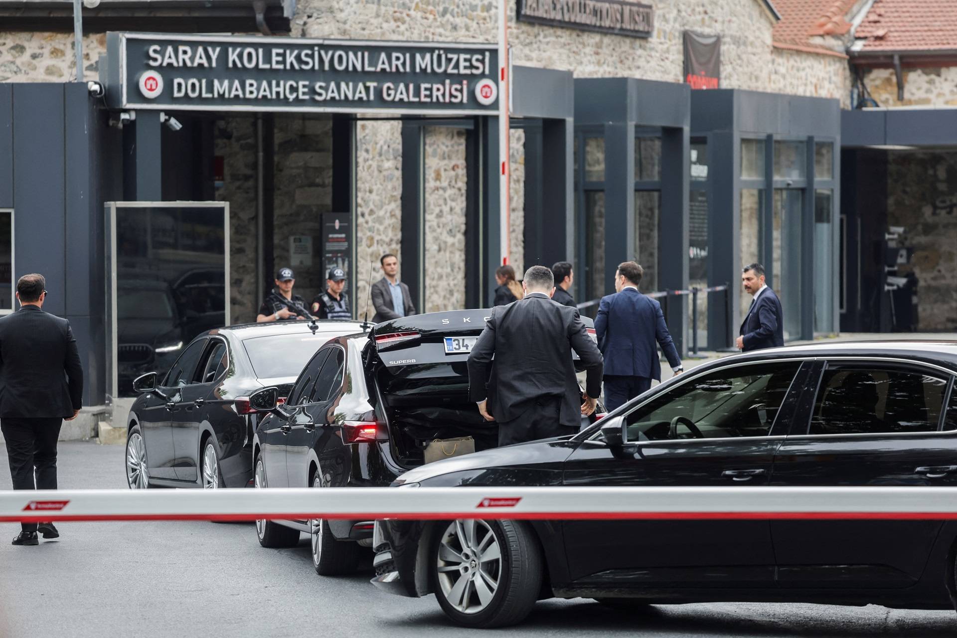 Veículos chegam para negociação sobre Ucrânia em Istambul
 16/5/2025    REUTERS/Leonhard Foeger