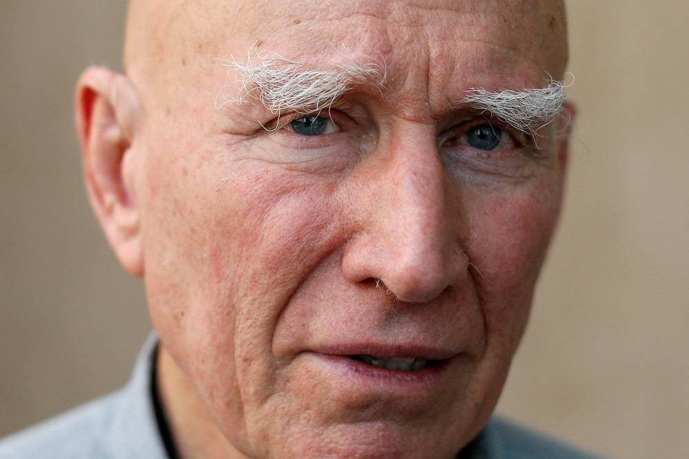  O fotógrafo brasileiro Sebastião Salgado posa para um retrato após uma entrevista com a Reuters em Bangkok, Tailândia, em 9 de fevereiro de 2017. REUTERS/Jorge Silva/Foto de Arquivo