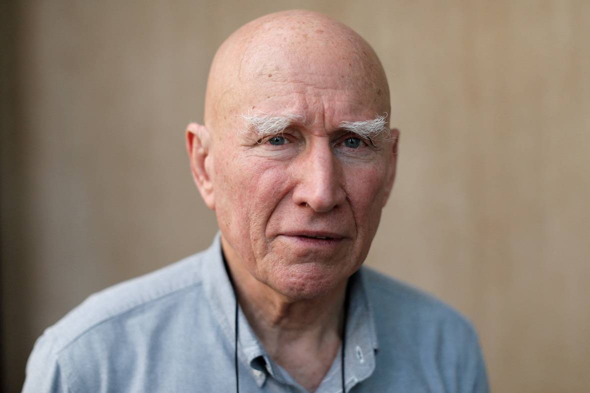 O fotógrafo brasileiro Sebastião Salgado posa para um retrato após uma entrevista com a Reuters em Bangkok, Tailândia, em 9 de fevereiro de 2017. REUTERS/Jorge Silva/Foto de Arquivo.