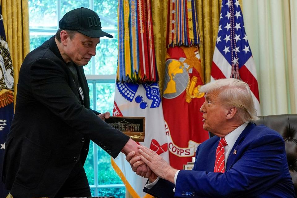 Elon Musk recebe uma chave de ouro do presidente dos EUA, Donald Trump, no Salão Oval da Casa Branca em Washington, D.C., EUA, 30 de maio de 2025. REUTERS/Nathan Howard

