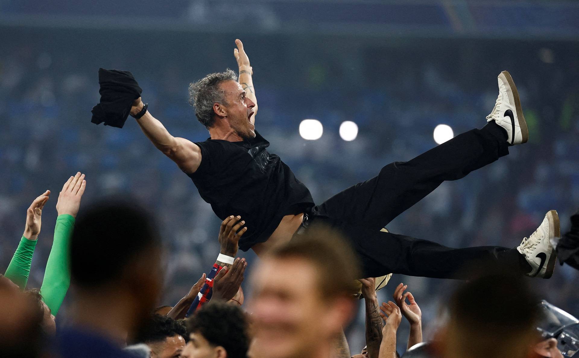 Futebol - Liga dos Campeões - Final - Paris St Germain x Inter de Milão - Allianz Arena, Munique, Alemanha - 31 de maio de 2025 Jogadores do Paris St Germain comemoram a conquista da Liga dos Campeões jogando Luis Enrique para o alto REUTERS/Stephanie Lecocq TPX IMAGENS DO DIA