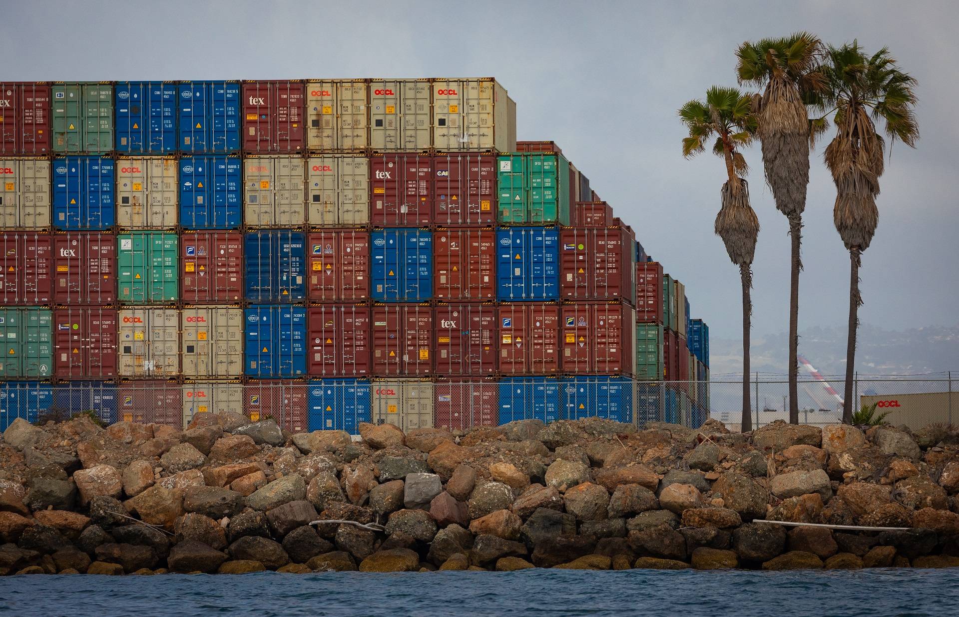 Contêineres no Porto de Long Beach, Califórnia. (Foto: Bloomberg)