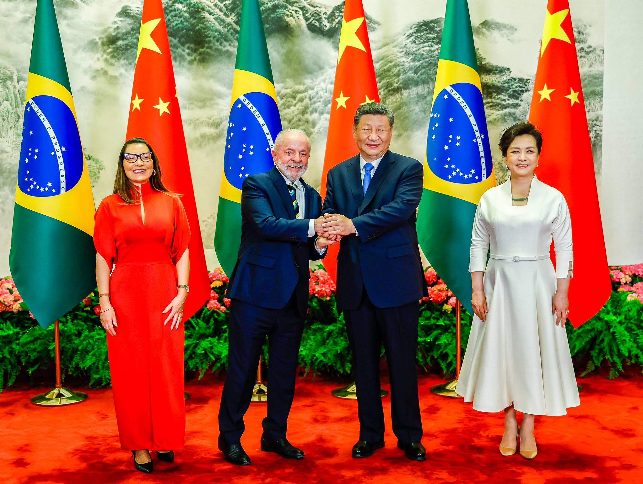 Presidente da República, Luiz Inácio Lula da Silva, durante a cerimônia de boas-vindas, no Grande Palácio do Povo. Pequim - China.

 

Foto: Ricardo Stuckert / PR