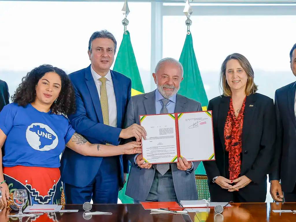 Brasília (DF), 19/05/2025 - Presidente da República, Luiz Inácio Lula da Silva, durante reunião com ministro da Educação, Camilo Santana, para assinatura do Decreto da Nova Política de Educação a Distância (EaD). Palácio do Planalto. Foto: Ricardo Stuckert/PR
