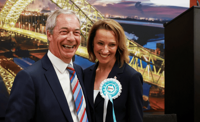 Nigel Farage e a candidata Sarah Pochin celebram em Widnes 2/5/2025 REUTERS/Phil Noble