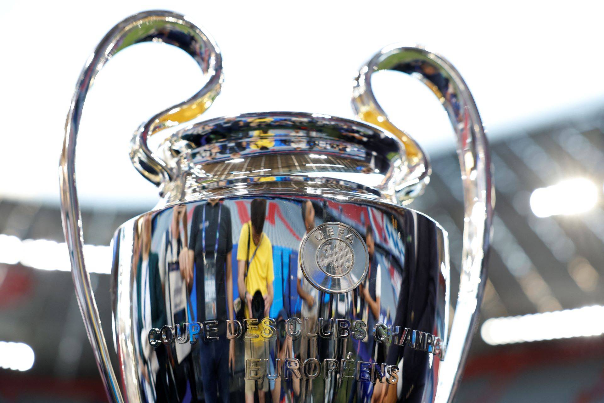 O troféu da UEFA Champions League é exibido na Allianz Arena, em Munique, palco da final - 30/05/2025 (Foto:  REUTERS/Peter Cziborra)