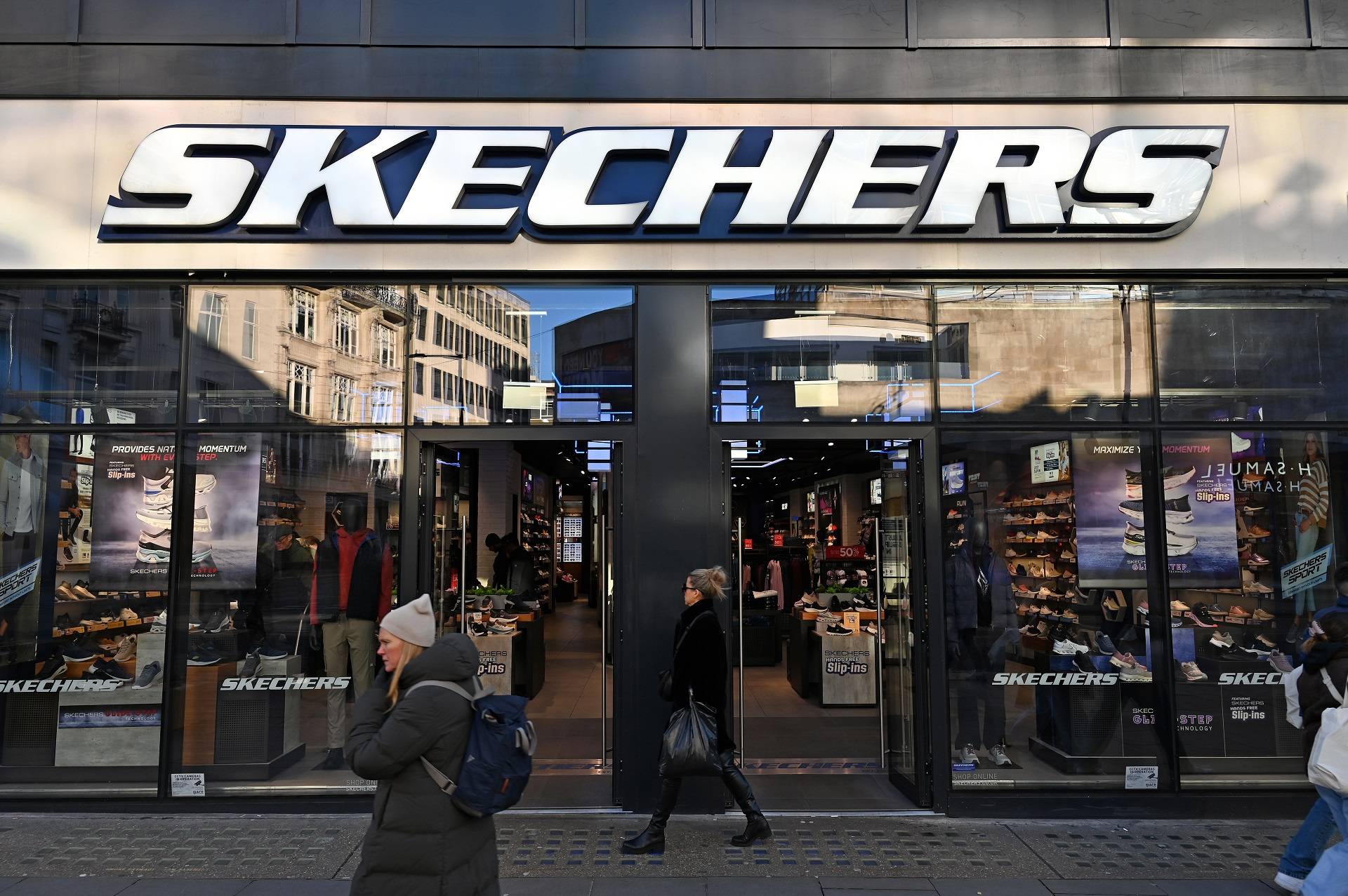 Pessoas passam por uma loja de calçados Skechers na Oxford Street em 9 de janeiro de 2025, em Londres, Inglaterra. (Foto de John Keeble/Getty Images)