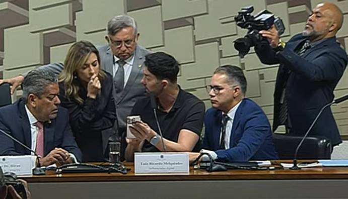 Influenciador digital Rico Melquíades aposta R$ 4 durante CPI das Bets, a pedido da senadora Soraya Thronicke, e ganha R$ 12 (Reprodução/YouTube/TV Senado)