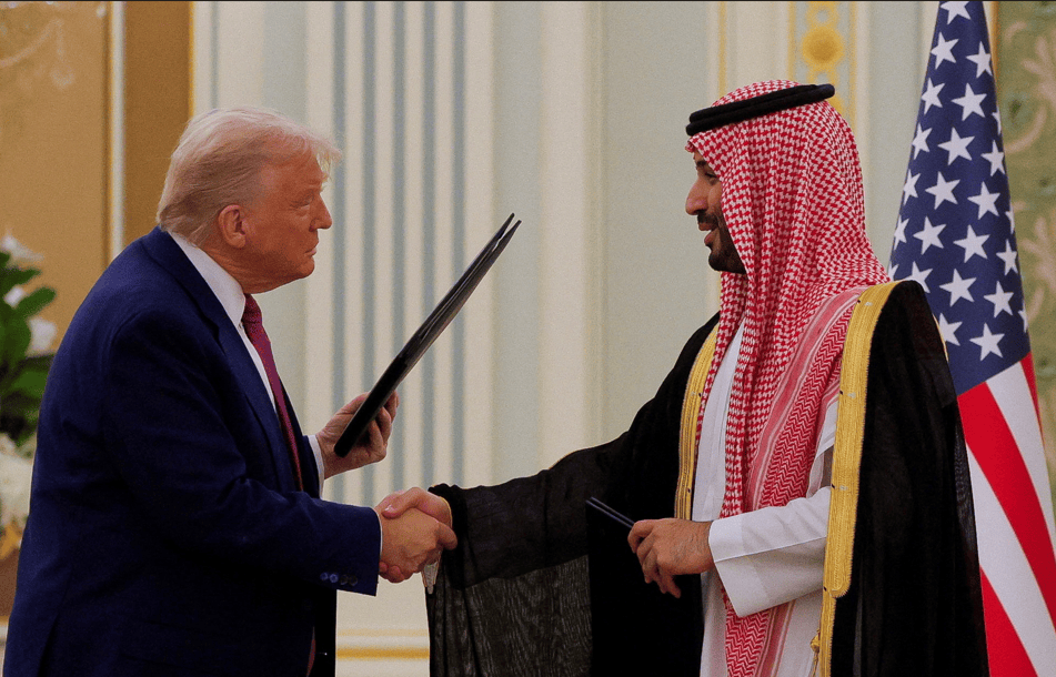 O presidente dos EUA, Donald Trump, e o príncipe herdeiro e primeiro-ministro da Arábia Saudita, Mohammed Bin Salman, apertam as mãos durante uma cerimônia de assinatura de um Memorando de Entendimento (MOU) no Palácio Real em Riad, Arábia Saudita, em 13 de maio de 2025. REUTERS/Brian Snyder