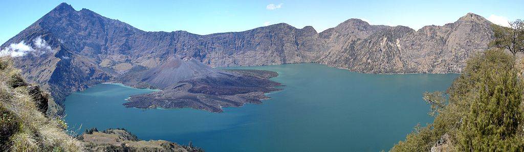 Vista da borda noroeste da caldeira até o cume do Gunung Rinjani (3.726 m), o menor Gunung Baru (2.351 m) e o lago Danau Segara Anak (Thorsten Peters/Wikimedia Commons)