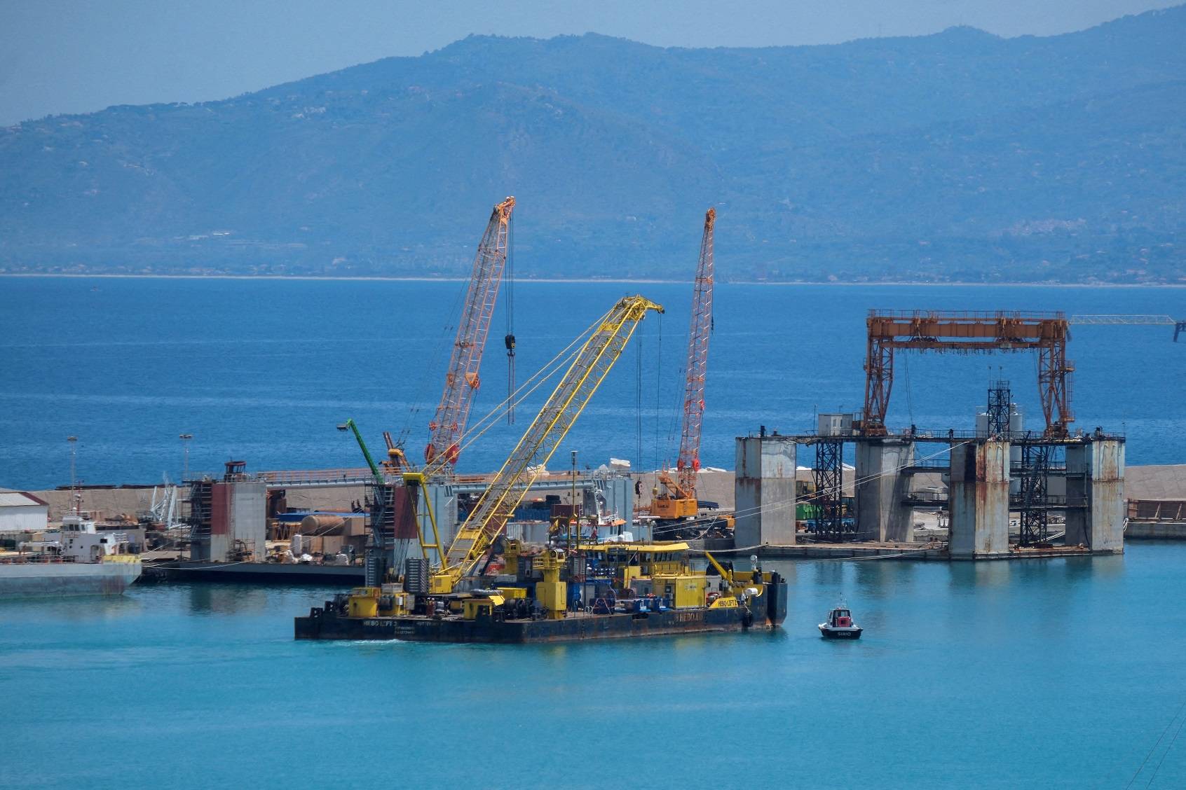  Navio guindaste flutuante HEBO LIFT 2, que irá recuperar o iate “Bayesian” do empresário britânico de tecnologia Mike Lynch, deixa o porto de Termini Imerese, antes da operação de salvamento em Porticello, próximo a Palermo, Itália, 3 de maio de 2025. REUTERS/Igor Petyx