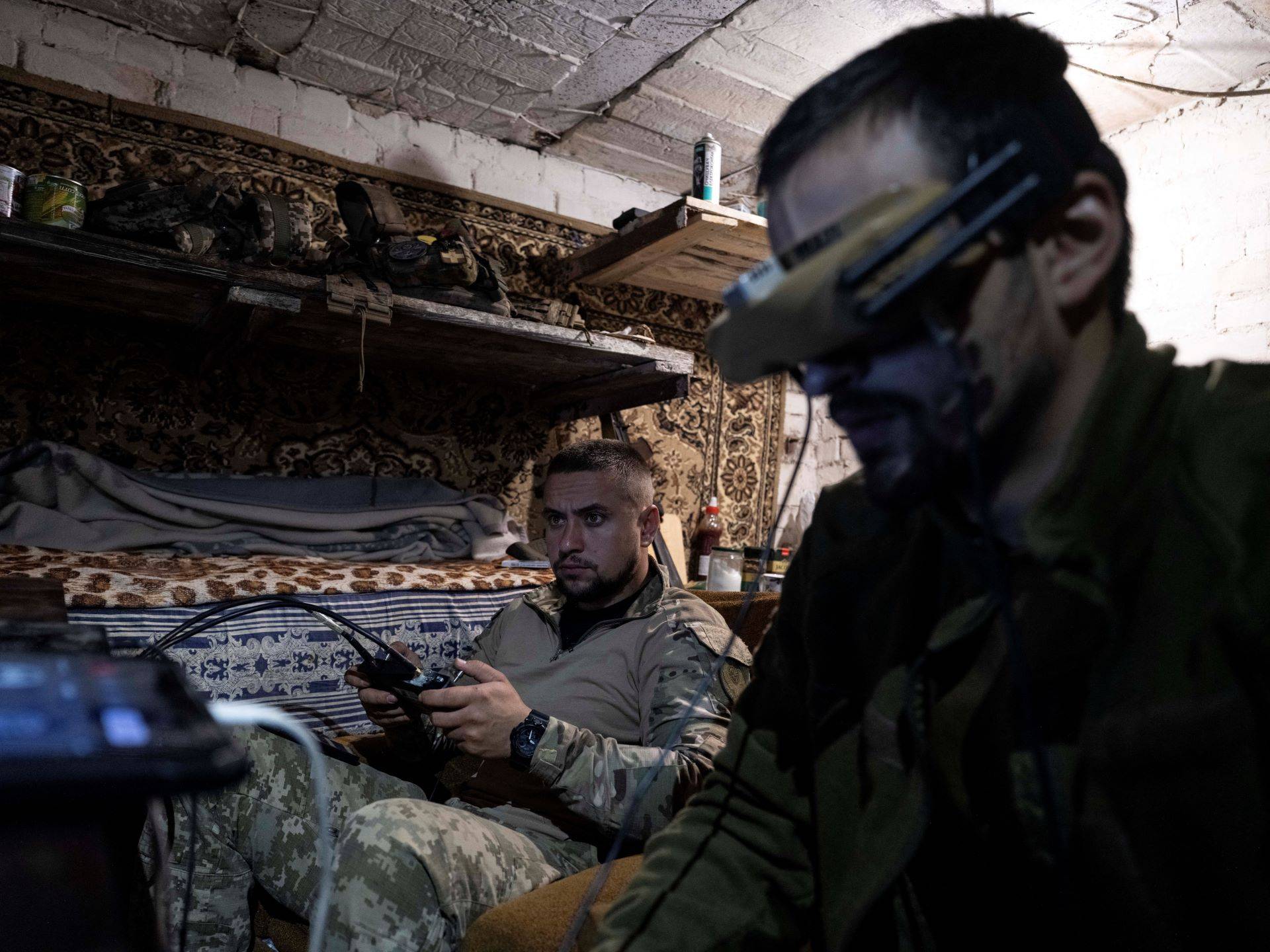 Soldado ucraniano da 72ª Brigada Mecanizada Separada Chorni Zaporozhtsi das Forças Armadas Ucranianas, com o indicativo de chamada "Mikha", opera um drone com visão em primeira pessoa (FPV) em direção às tropas russas, durante o cessar-fogo de três dias proposto unilateralmente pela Rússia, declarado em meio ao ataque russo à Ucrânia, perto de uma linha de frente na região de Dnipropetrovsk, Ucrânia, em 8 de maio de 2025. REUTERS/Alina Smutko