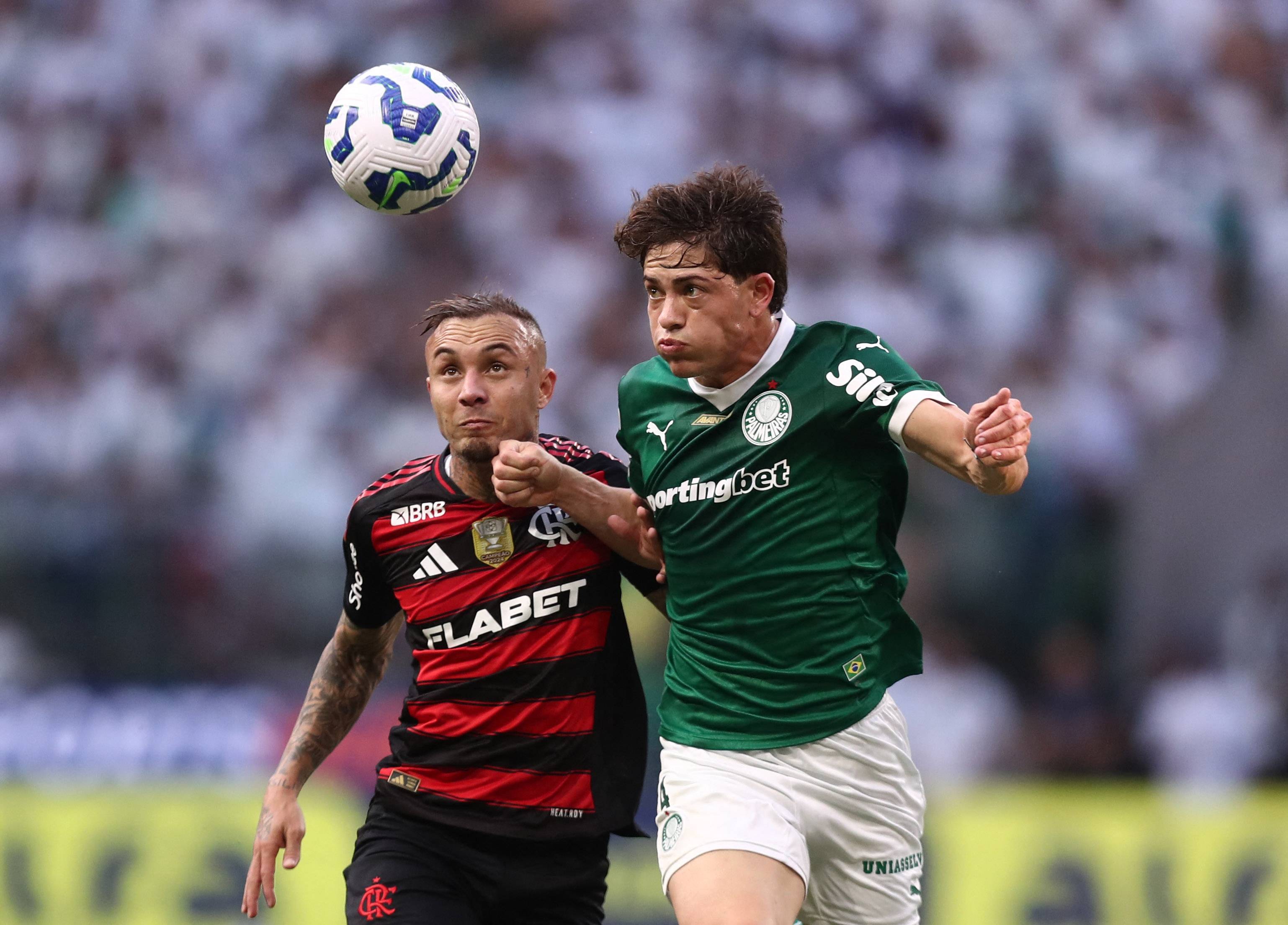 Futebol - Campeonato Brasileiro - Palmeiras x Flamengo - Allianz Parque, São Paulo, Brasil - 25 de maio de 2025 Everton, do Flamengo, em ação contra Agustin Giay, do Palmeiras REUTERS/Jean Carniel

