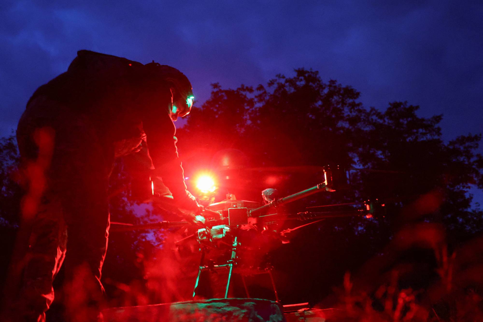 Agente ucraniano prepara drone de combate em meio a ataque russo (Reuters/Anatolii Stepanov)