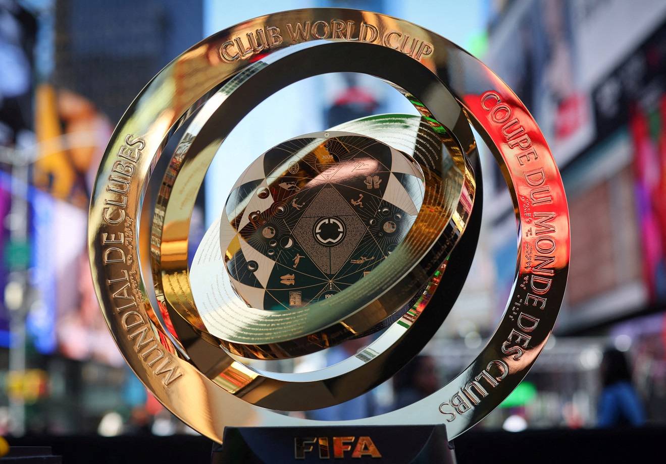 O troféu dos vencedores da Copa do Mundo de Clubes da FIFA 2025 é exibido na Times Square - 20/05/2025 (Foto: REUTERS/Mike Segar)