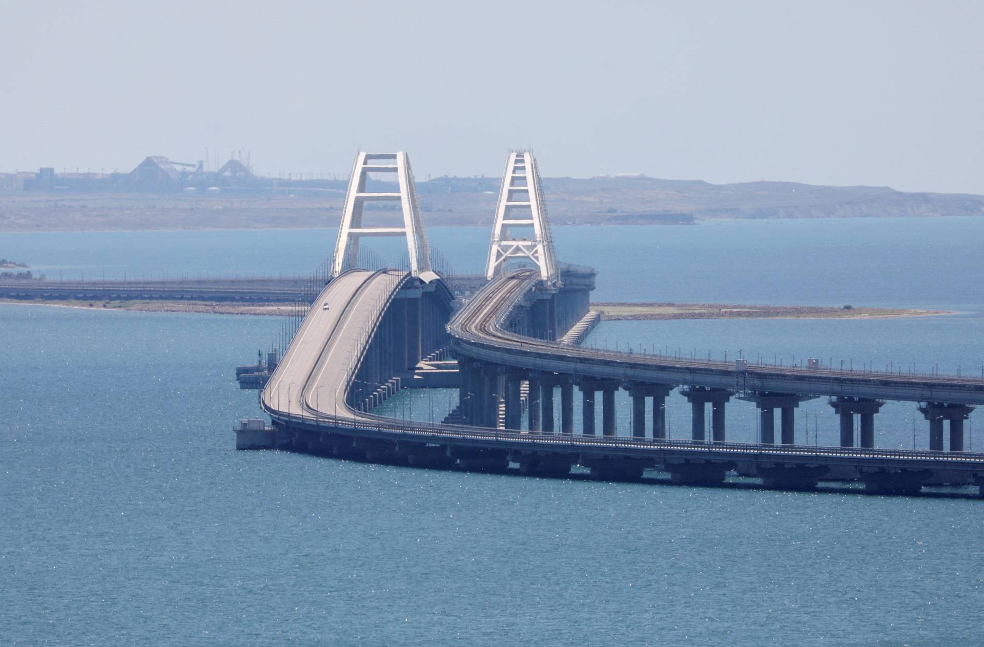 Uma vista mostra a Ponte da Crimeia, uma seção da qual foi danificada por um suposto ataque noturno, vista da cidade de Kerch, Crimeia, em 17 de julho de 2023. REUTERS/Alexey Pavlishak/Foto de arquivo