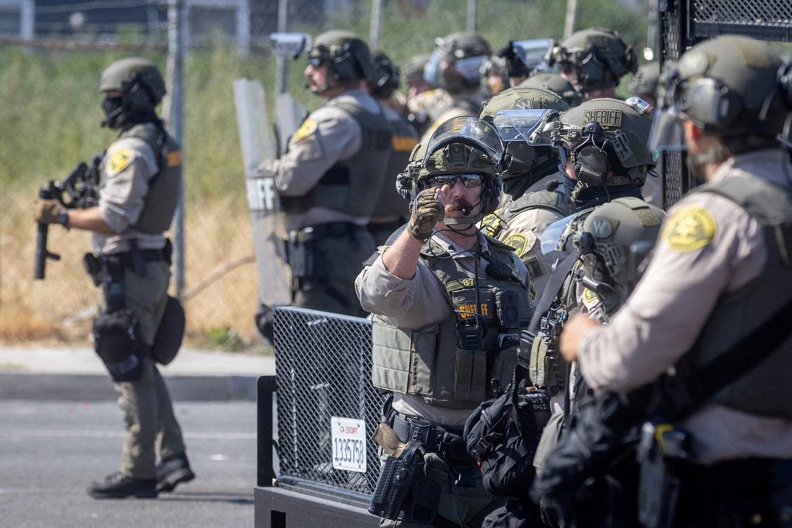 Agentes do Departamento do Xerife do Condado de Los Angeles se posicionam durante um impasse com manifestantes, após várias detenções realizadas pelo Immigration and Customs Enforcement (ICE), na cidade de Compton, Califórnia, EUA, em 7 de junho de 2025. REUTERS/Barbara Davidson

