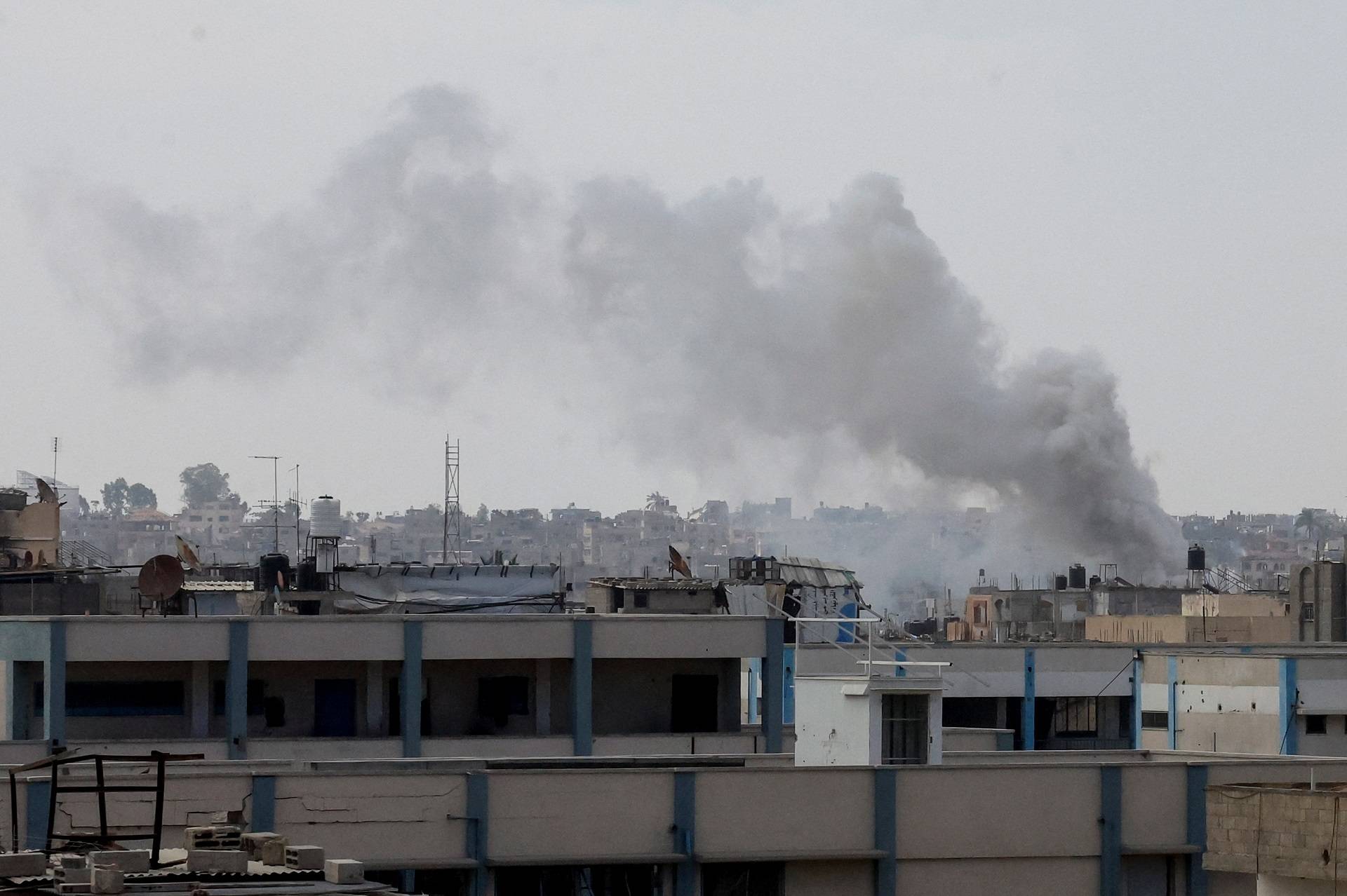 Fumaça sobe após ataques israelenses em Khan Younis, no sul da Faixa de Gaza, em 16 de junho de 2025. REUTERS/Hatem Khaled