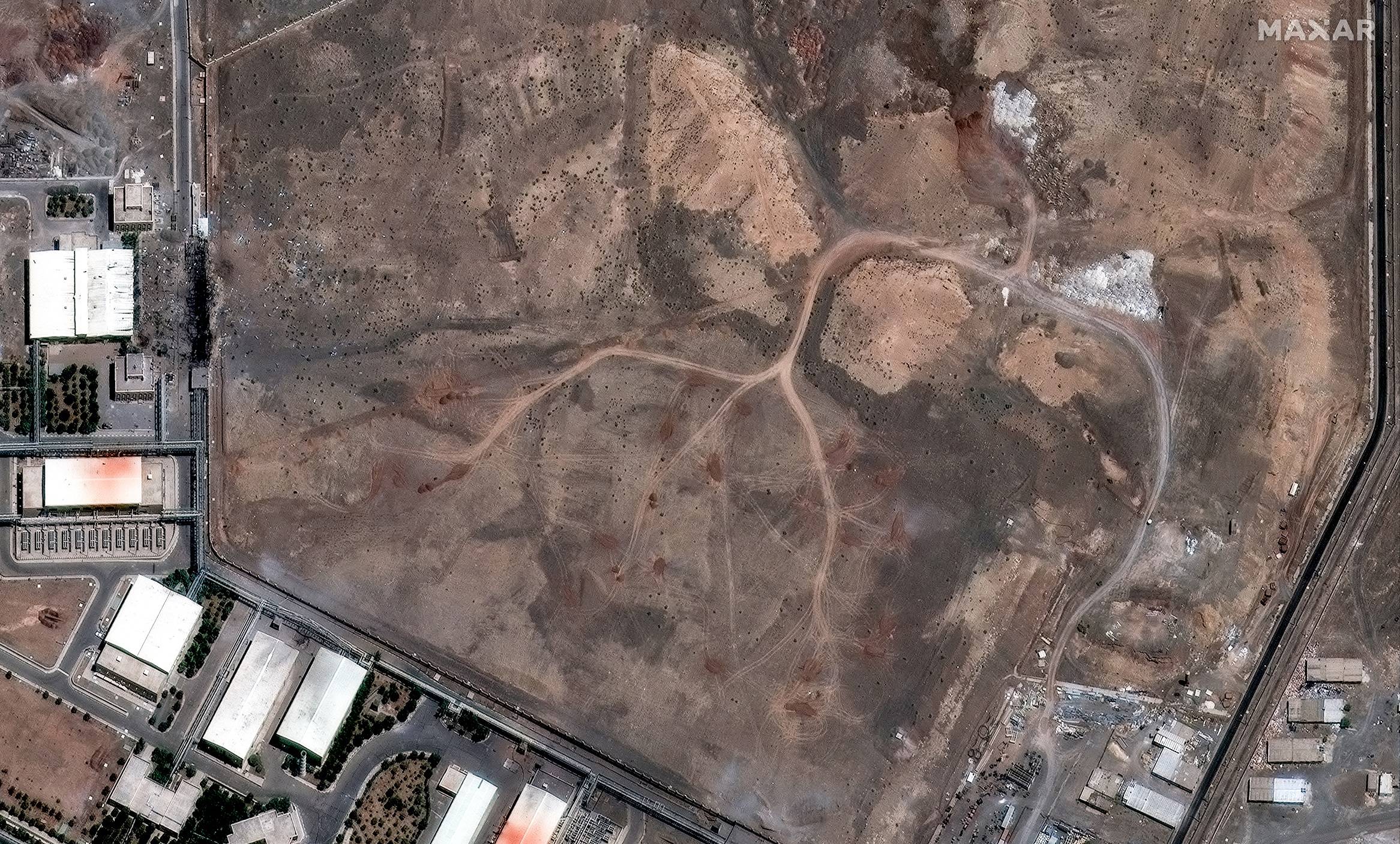 Uma imagem de satélite mostra novas marcas de veículos e pilhas de terra sobre a instalação subterrânea de centrífugas na usina nuclear de Natanz, no Irã, após um ataque aéreo na região, nesta imagem fornecida pela Maxar Technologies/Handout via REUTERS, datada de 15 de junho de 2025