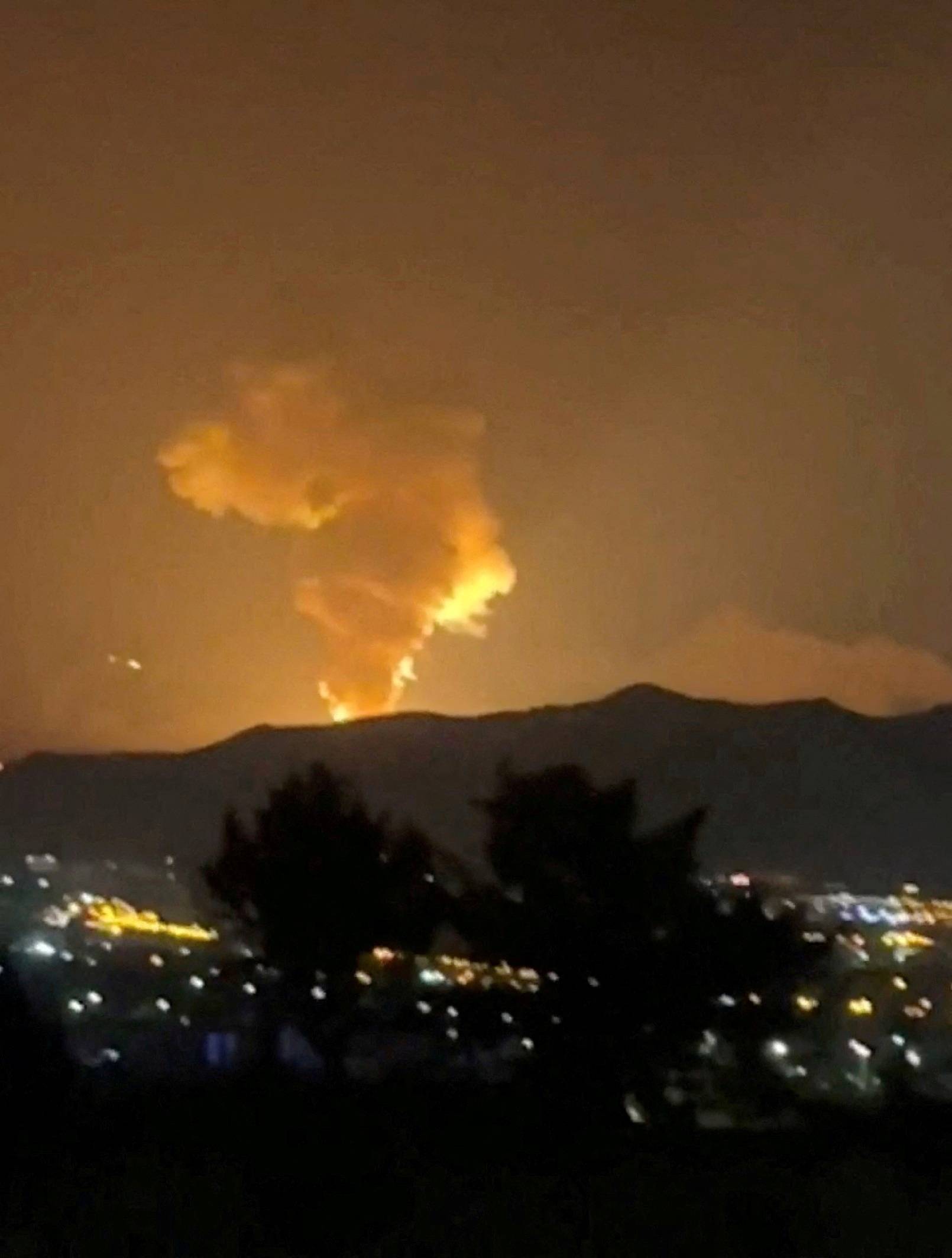 Fumaça sobe na direção do complexo de Khojir enquanto a guerra aérea entre Israel e Irã continua, em Teerã, Irã, em 18 de junho de 2025, nesta captura de tela obtida de um vídeo de mídia social. Mídias sociais/via REUTERS