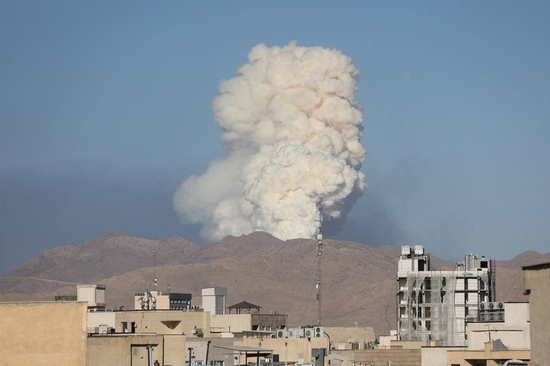 Fumaça sobe após um ataque israelense em Teerã, Irã, 18 de junho de 2025. Majid Asgaripour/WANA (West Asia News Agency) via REUTERS