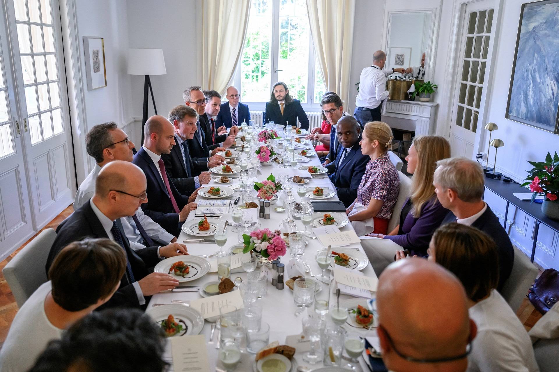 Reunião de ministros europeus com Irã em Genebra
 20/6/2025    Fabrice Coffrini/Pool via REUTERS