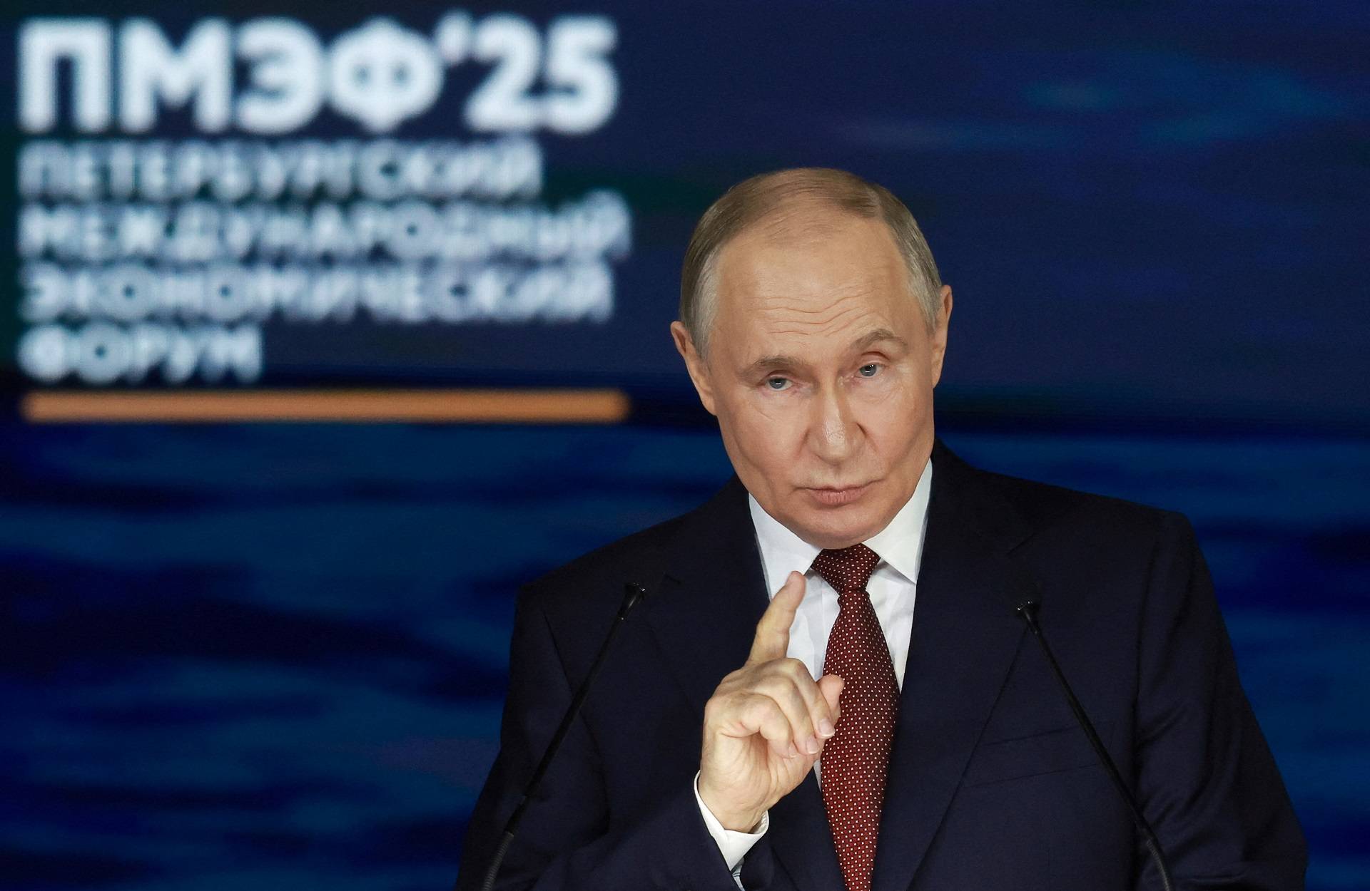 Presidente da Rússia, Vladimir Putin, durante Fórum Econômico Internacional de São Petersburgo
20/06/2025 REUTERS/Anton Vaganov