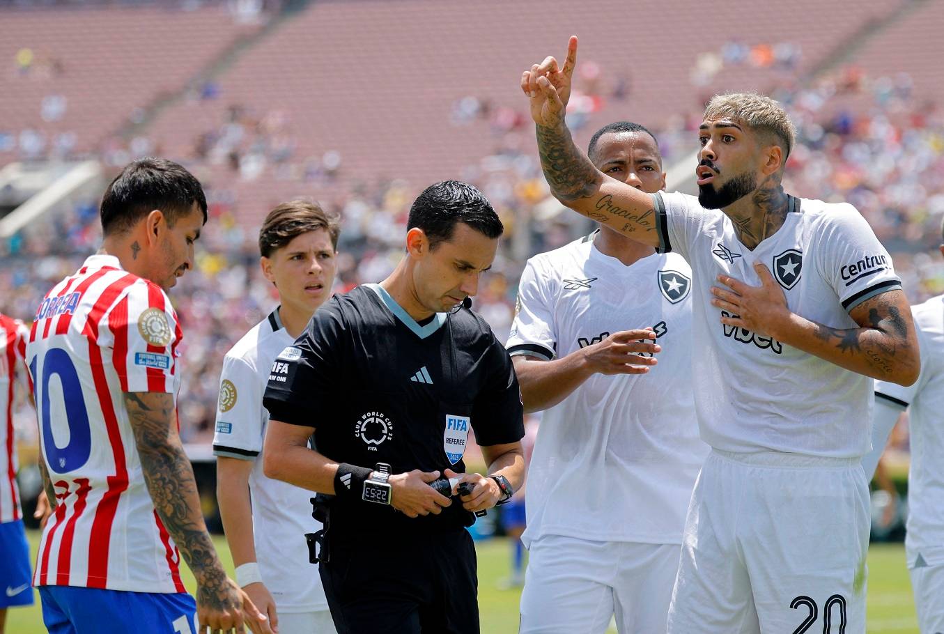 Futebol - Mundial de Clubes da FIFA - Grupo B - Atlético de Madri x Botafogo - Estádio Rose Bowl, Pasadena, Califórnia, EUA - 23 de junho de 2025. Angel Correa, do Atlético de Madri, e Alexander Barboza, do Botafogo, reclamam com o árbitro César Arturo Ramos. REUTERS/Mike Blake

