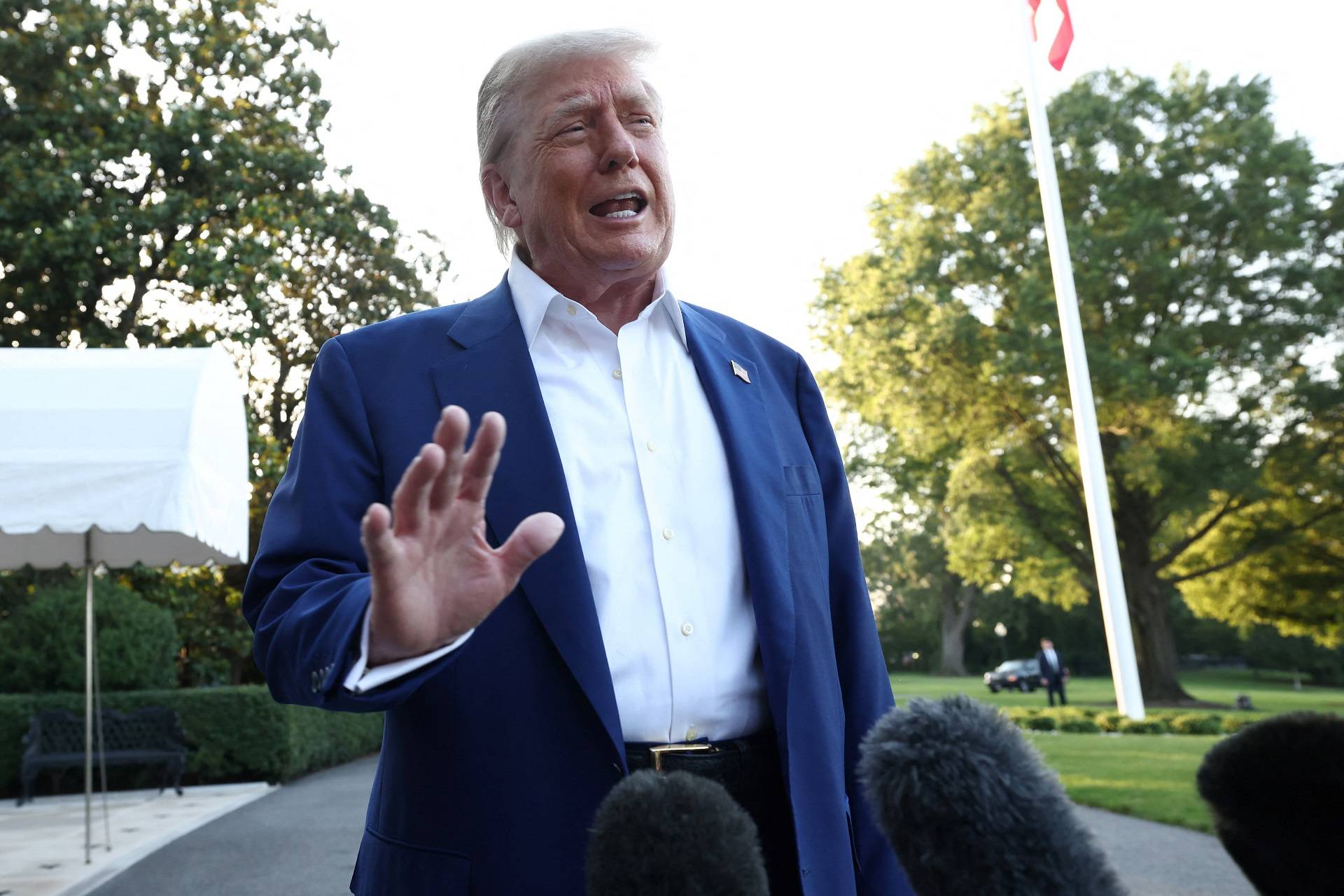 O presidente dos EUA, Donald Trump, fala com a imprensa antes de embarcar no Marine One para participar da Cúpula da OTAN em Haia, Holanda, no gramado sul da Casa Branca, em Washington, D.C., EUA, em 24 de junho de 2025. REUTERS/Kevin Lamarque