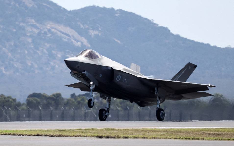 FOTO DE ARQUIVO: Um F-35A Lightning II decola durante o Australian International Airshow em Avalon, Austrália, em 25 de março de 2025. REUTERS/Hollie Adams/FOTO DE ARQUIVO

