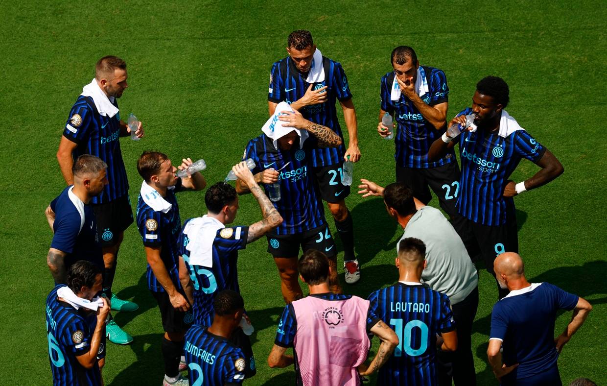 Futebol - Copa do Mundo de Clubes da FIFA - Oitavas de final - Inter de Milão x Fluminense - Bank of America Stadium, Charlotte, Carolina do Norte, EUA - 30 de junho de 2025. Jogadores do Inter de Milão durante pausa para hidratação. REUTERS/Susana Vera

