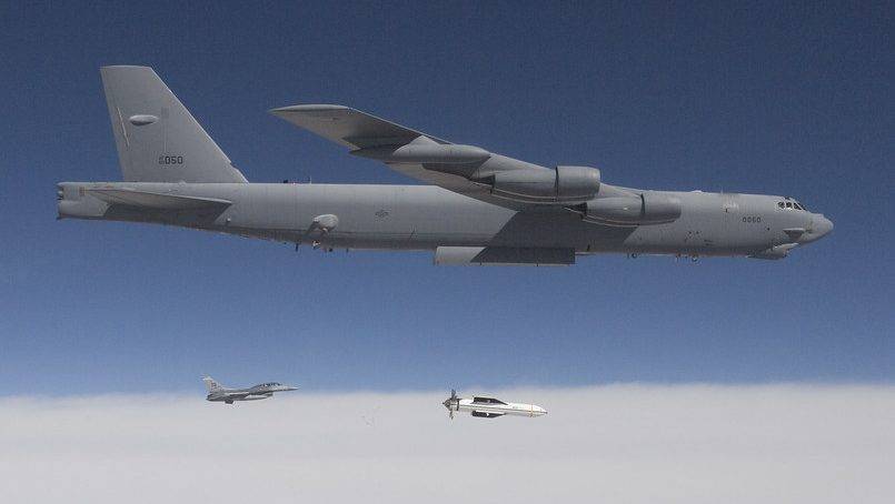 Um B-52 lança uma versão de teste do Massive Ordnance Penetrator (MOP) durante um teste da arma sobre o White Sands Missile Range, Novo México, em 2009. (Foto: DoD/Domínio Público)