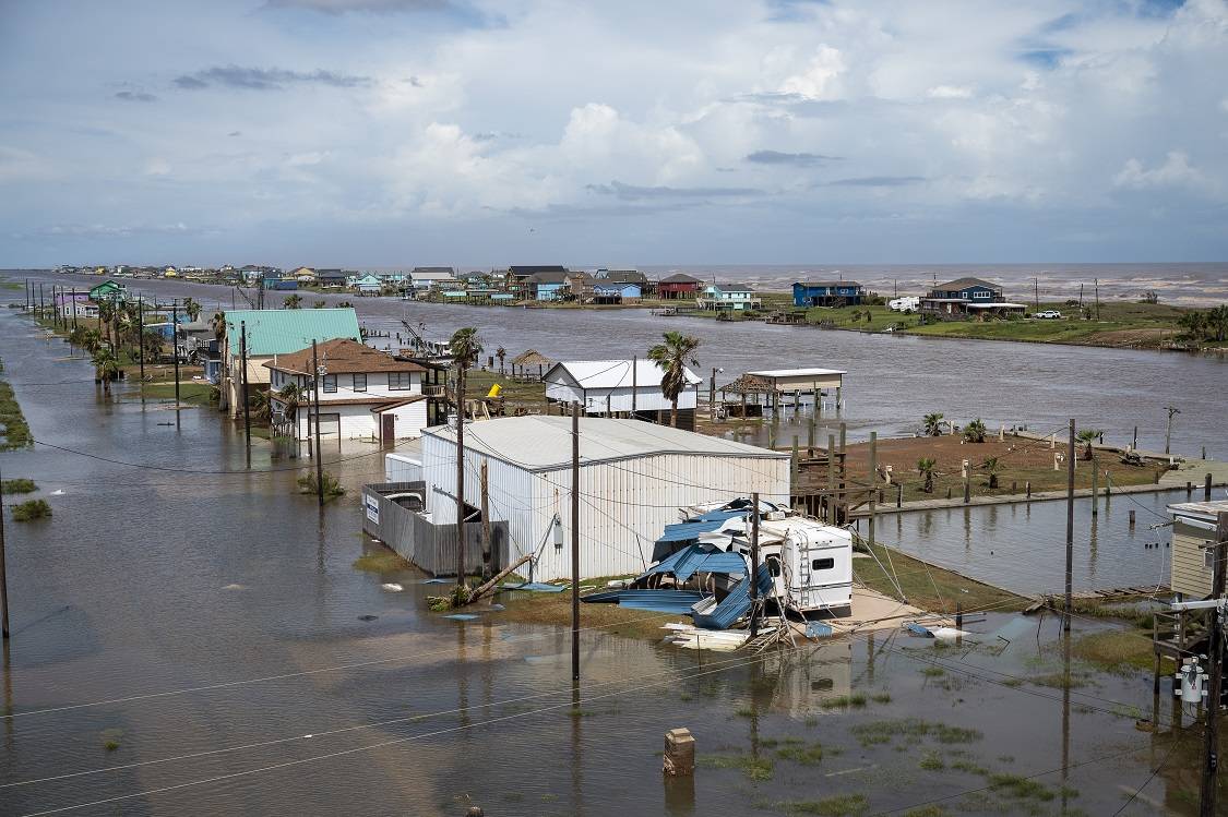 Casas cercadas por águas de enchente após o furacão Beryl em Sargent, Texas, em 2024. Fotógrafo: Eddie Seal/Bloomberg

