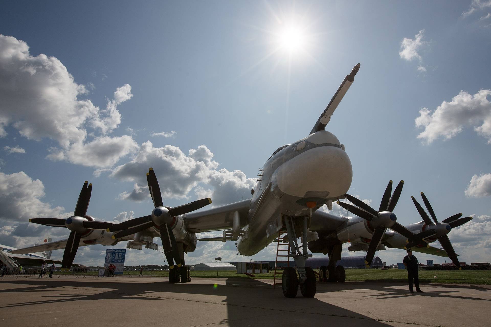 Um bombardeiro estratégico Tupolev Tu-95 está em exibição no Salão Internacional de Aviação e Espaço MAKS no Aeroporto Internacional Zhukovsky em Moscou, Rússia, na terça-feira, 27 de agosto de 2019. (Foto: Bloomberg)