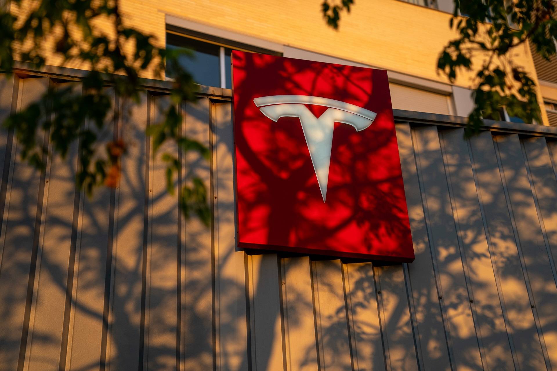 Um logotipo da Tesla Inc. em uma concessionária em Valência, Espanha. (Foto: Bloomberg)