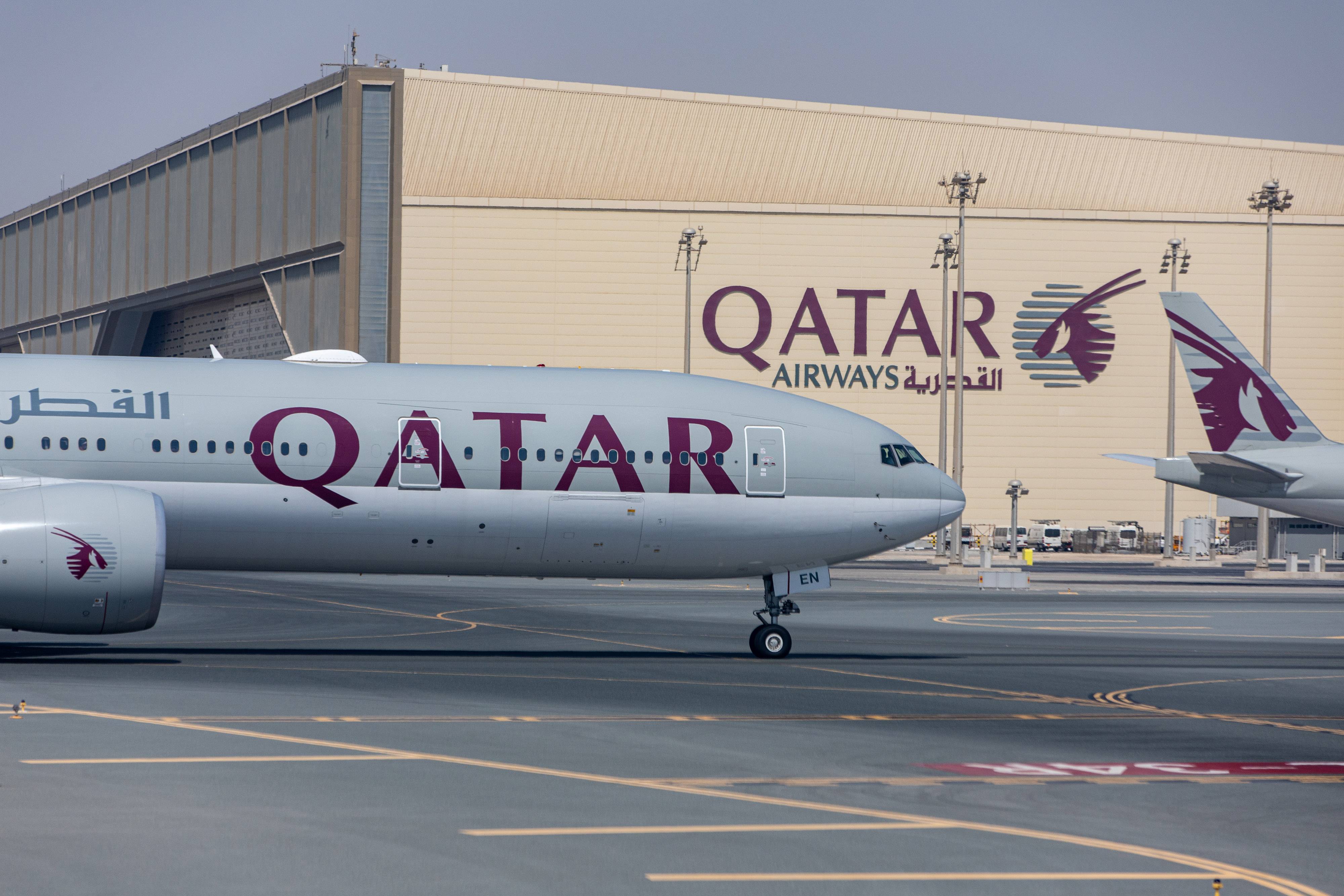 Uma aeronave de passageiros, operada pela Qatar Airways QCSC, taxiando até o portão no Aeroporto Internacional Hamad em Doha, Catar, na segunda-feira, 20 de junho de 2022. O CEO da Qatar Airways, Akbar Al Baker, indicou que a companhia do Golfo pode estar disposta a encerrar sua disputa judicial com a fabricante de aviões Airbus SE caso um acordo que responda às suas preocupações contratuais seja alcançado. Fotógrafo: Christopher Pike/Bloomberg

