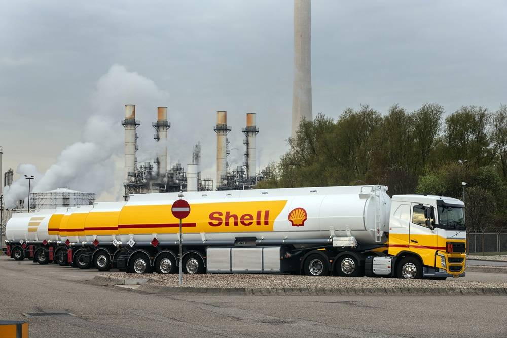 O logo da Royal Dutch Shell Plc em caminhões-tanque de combustível em Rotterdam. Fotógrafo: Peter Boer/Bloomberg

