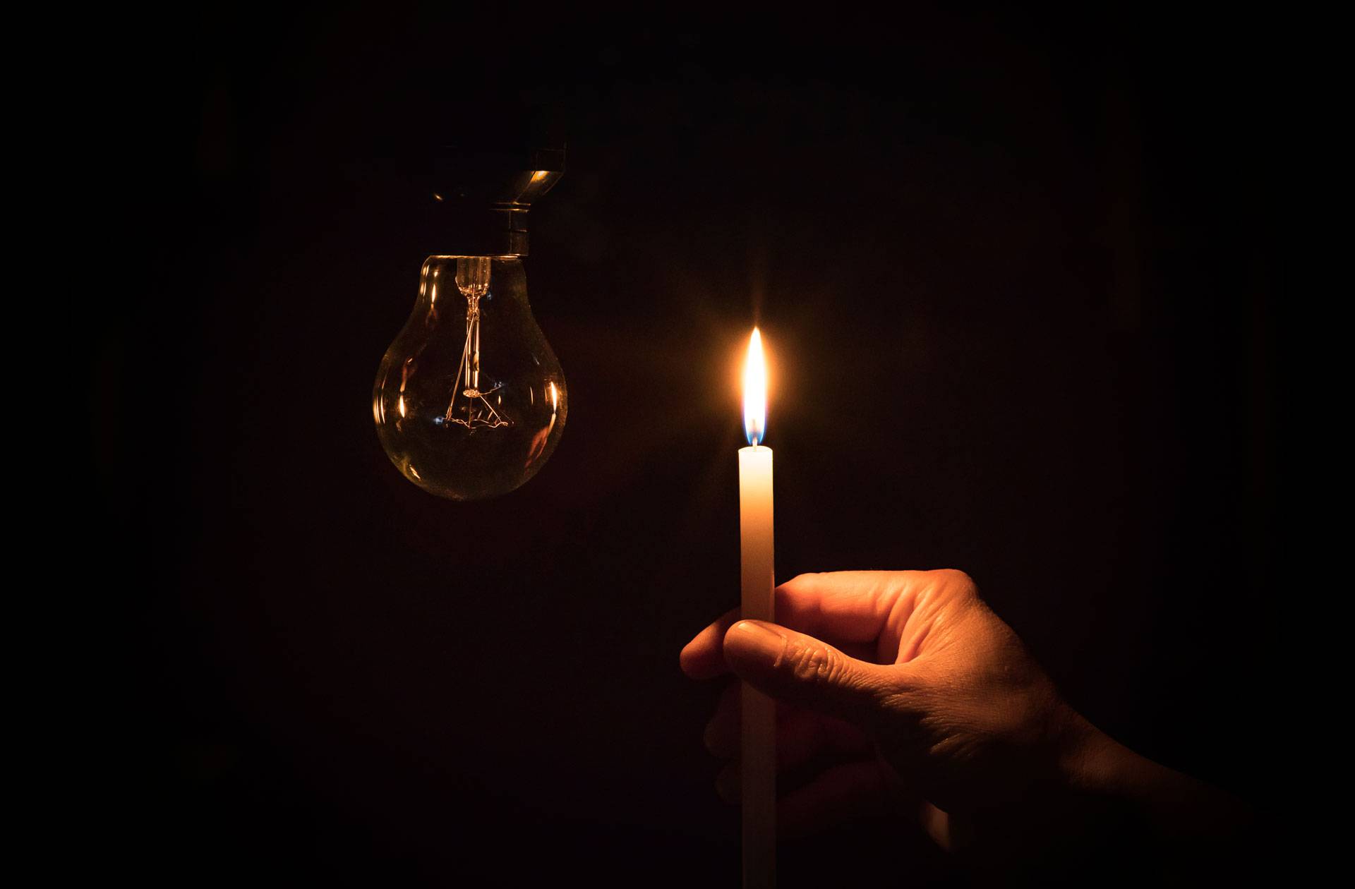 Acabou a luz? Apagão prejudica consumidores e donos de estabelecimentos comerciais (Imagem gerada com auxílio IA/Leonardo Albertino)