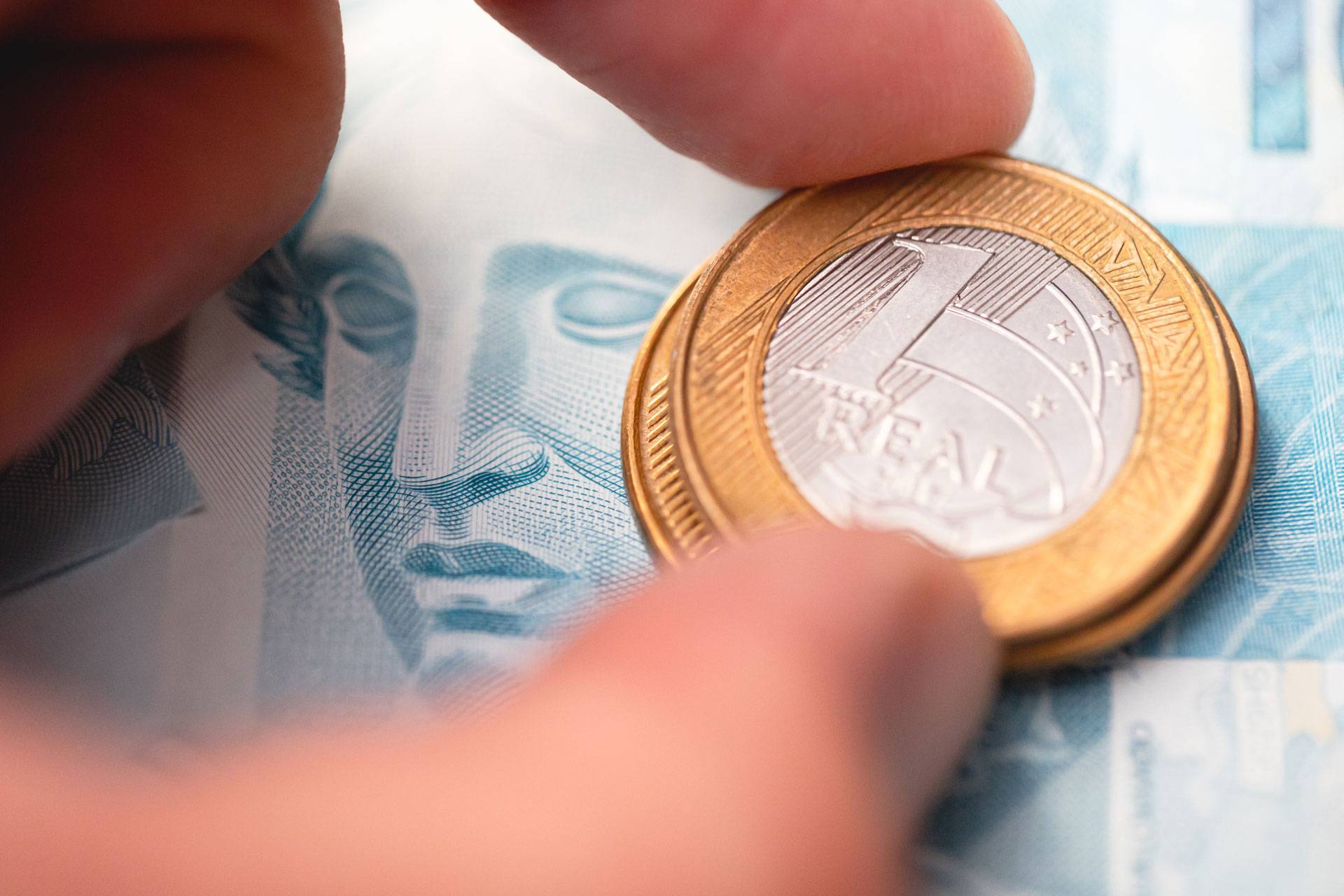 Moedas e cédulas de real brasileiro
