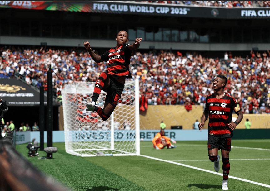 Futebol - Copa do Mundo de Clubes da FIFA - Grupo D - Flamengo x Chelsea - Lincoln Financial Field, Filadélfia, Pensilvânia, EUA - 20 de junho de 2025 Wallace Yan, do Flamengo, comemora terceiro gol com Bruno Henrique REUTERS/Lee Smith