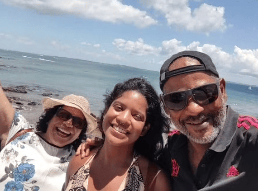 A publicitária Juliana Marins ao lado dos pais em foto publicada por Manoel Marins Filho — Foto: Reprodução / Instagram
