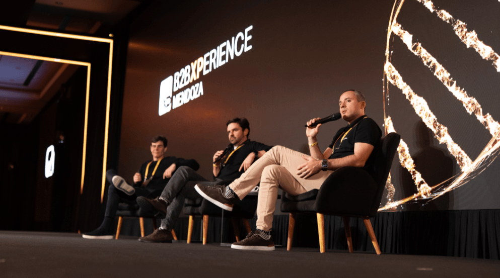 Guilherme Benchimol, Guilherme Sant'Anna e Thiago Maffra na abertura do B2B XPerience 2025, em Mendoza, na Argentina. (Crédito: Robson Lima)