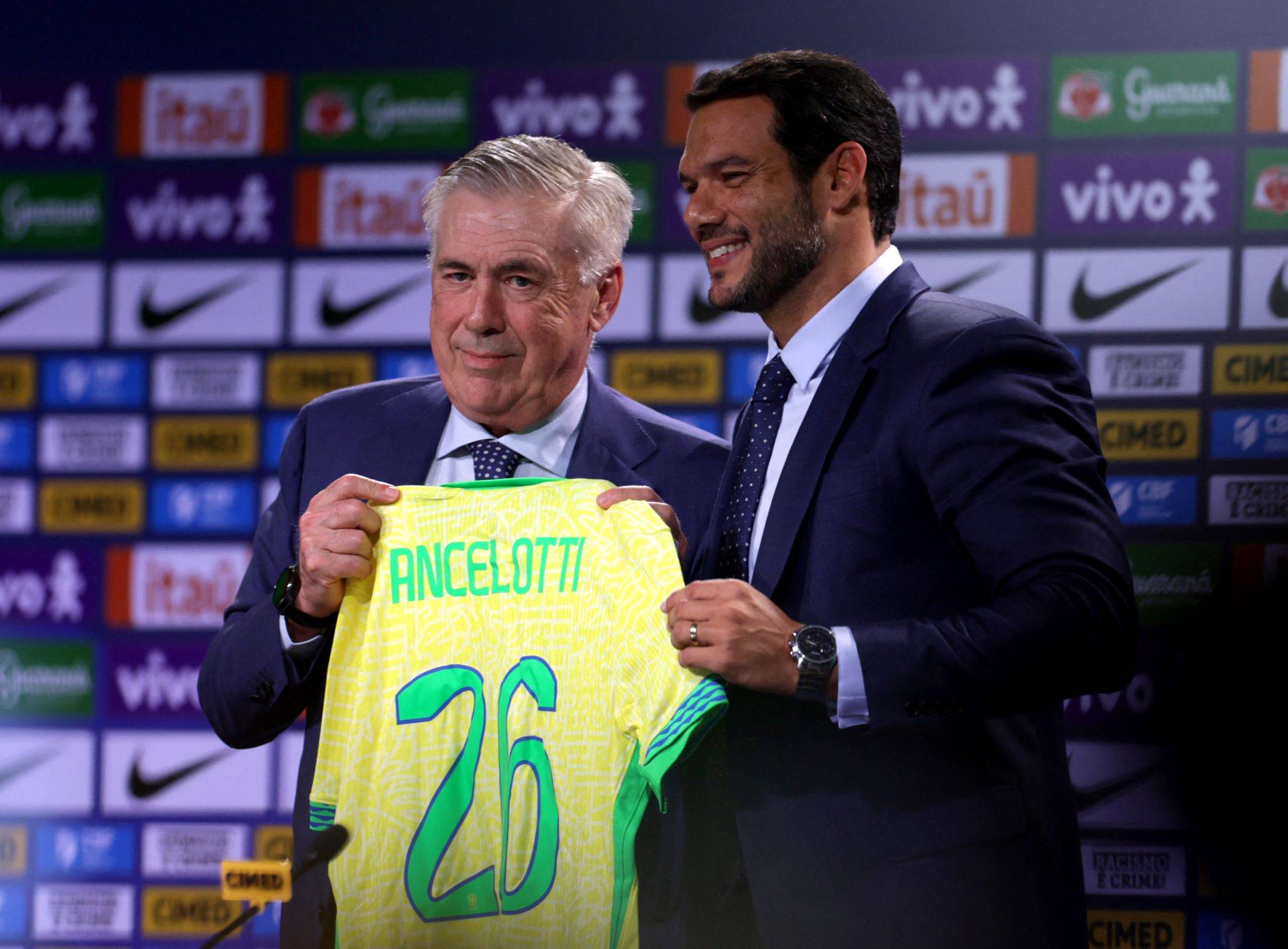 O novo técnico do Brasil, Carlo Ancelotti, e o novo presidente da CBF, Samir Xaud, posam com uma camisa durante coletiva de imprensa – 26/05/2025 (Foto: REUTERS/Ricardo Moraes)