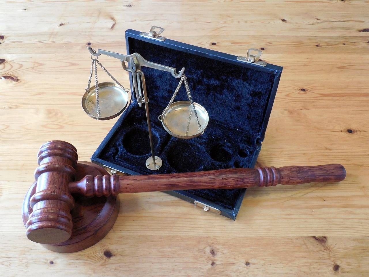Martelo e balança da Justiça sobre a mesa
