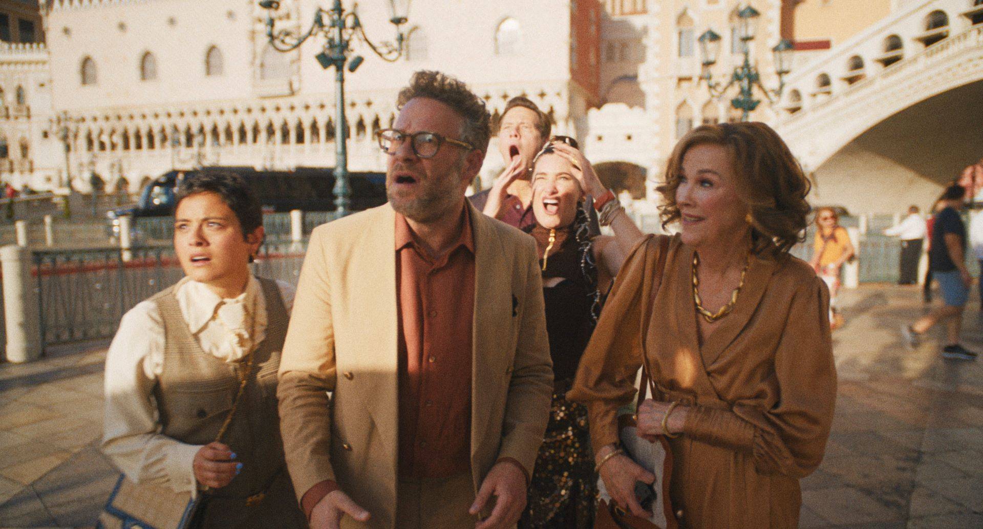 Chase Sui Wonders, Ike Barinholtz, Bryan Cranston, Seth Rogen e Catherine O’Hara em “O Estúdio”, disponível no Apple TV+. (Foto: Divulgação/Apple)