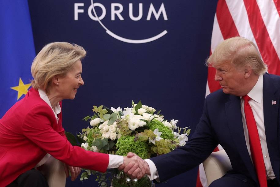 O presidente dos EUA, Donald Trump, participa de uma reunião bilateral com a presidente da Comissão Europeia, Ursula von der Leyen, durante a 50ª reunião anual do Fórum Econômico Mundial (WEF) em Davos, Suíça, 21 de janeiro de 2020. REUTERS/Jonathan Ernst/FOTO DE ARQUIVO